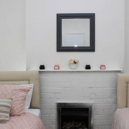 Villa Newly Refurbished 3 Bed 2.5 Bath House In Staines Extérieur photo
