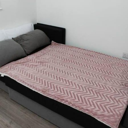 Villa Newly Refurbished 3 Bed 2.5 Bath House In Staines Extérieur photo
