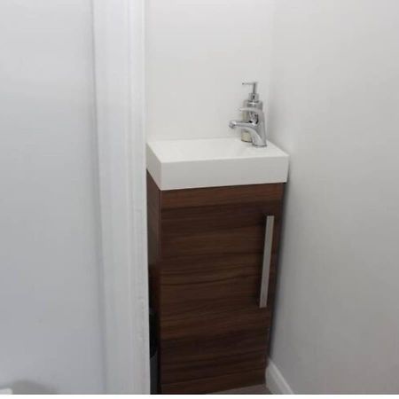 Villa Newly Refurbished 3 Bed 2.5 Bath House In Staines Extérieur photo