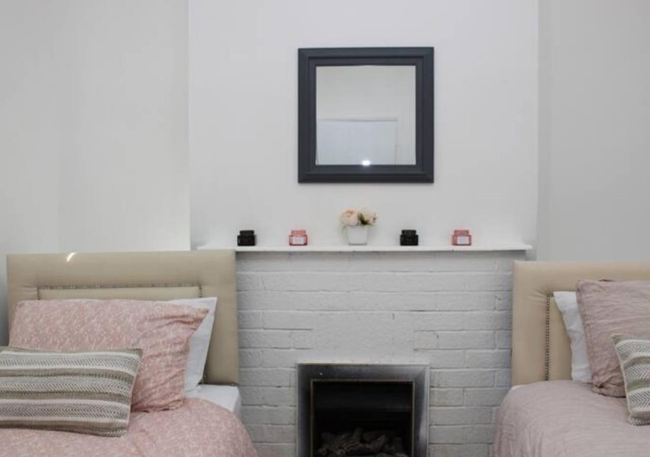 Villa Newly Refurbished 3 Bed 2.5 Bath House In Staines Extérieur photo