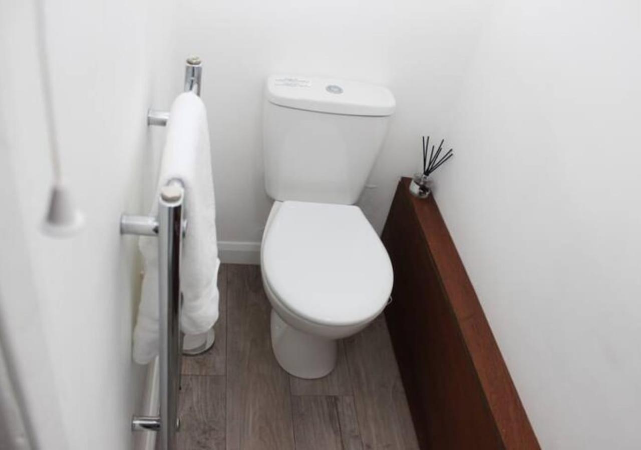 Villa Newly Refurbished 3 Bed 2.5 Bath House In Staines Extérieur photo