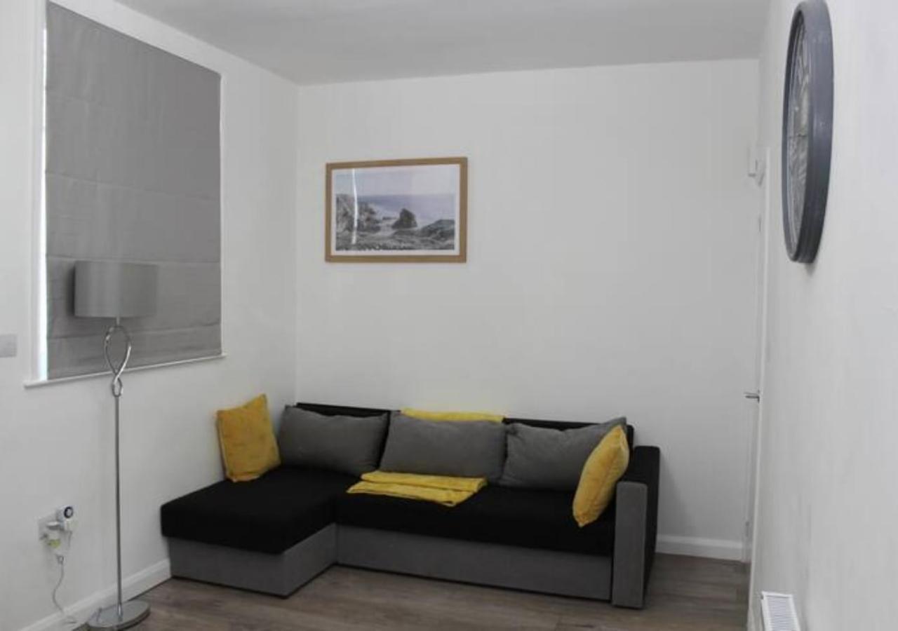 Villa Newly Refurbished 3 Bed 2.5 Bath House In Staines Extérieur photo