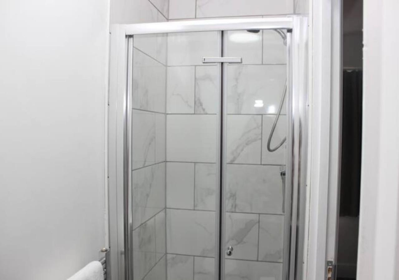 Villa Newly Refurbished 3 Bed 2.5 Bath House In Staines Extérieur photo
