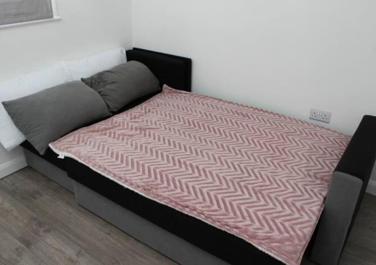 Villa Newly Refurbished 3 Bed 2.5 Bath House In Staines Extérieur photo