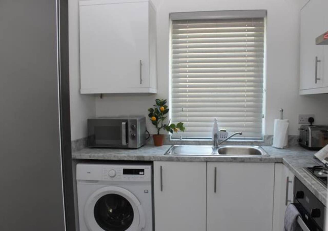Villa Newly Refurbished 3 Bed 2.5 Bath House In Staines Extérieur photo