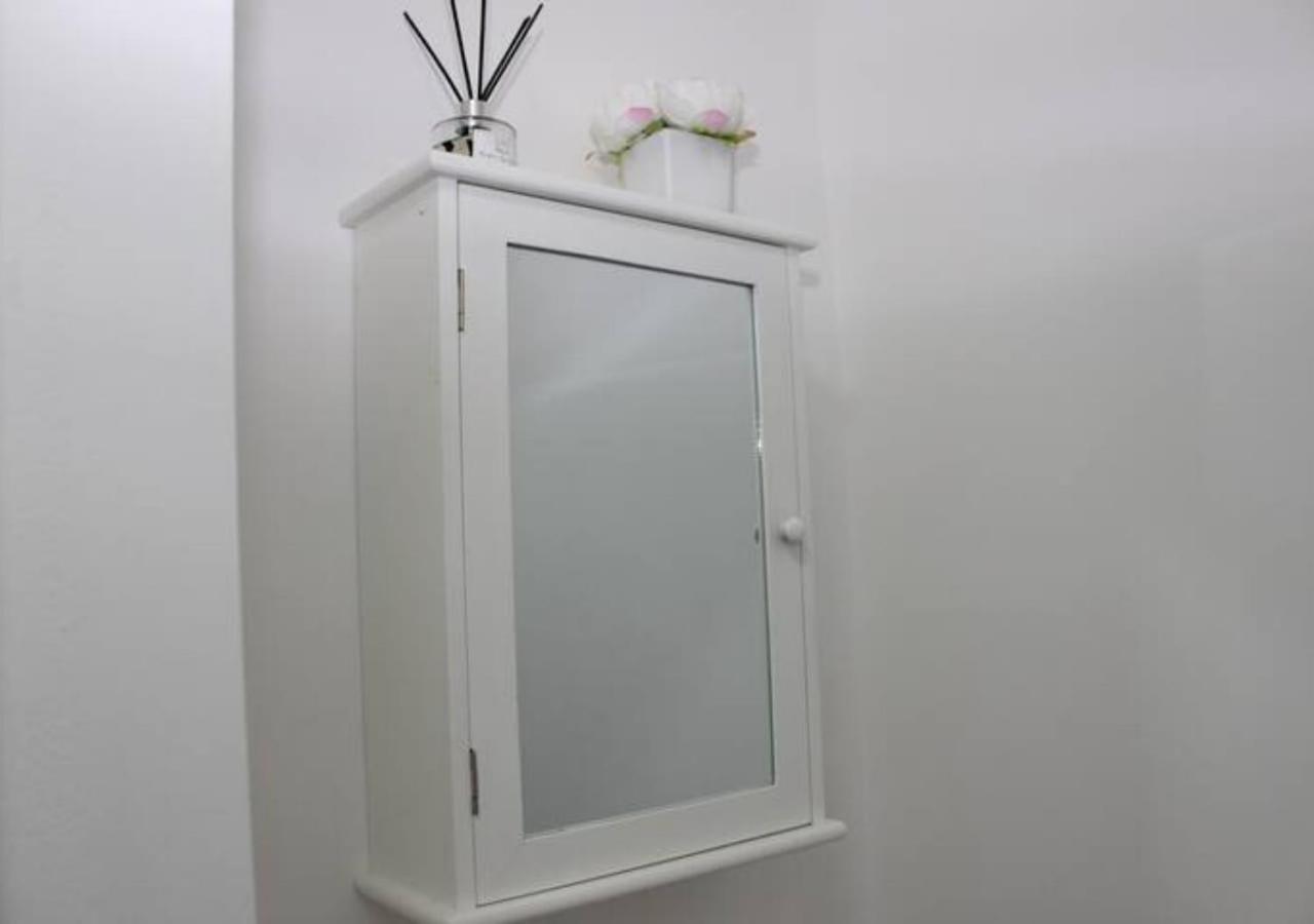 Villa Newly Refurbished 3 Bed 2.5 Bath House In Staines Extérieur photo