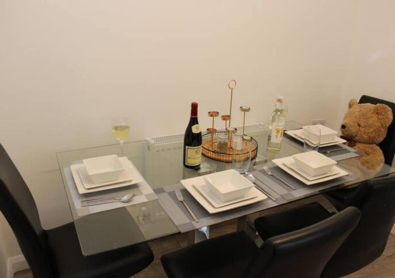 Villa Newly Refurbished 3 Bed 2.5 Bath House In Staines Extérieur photo