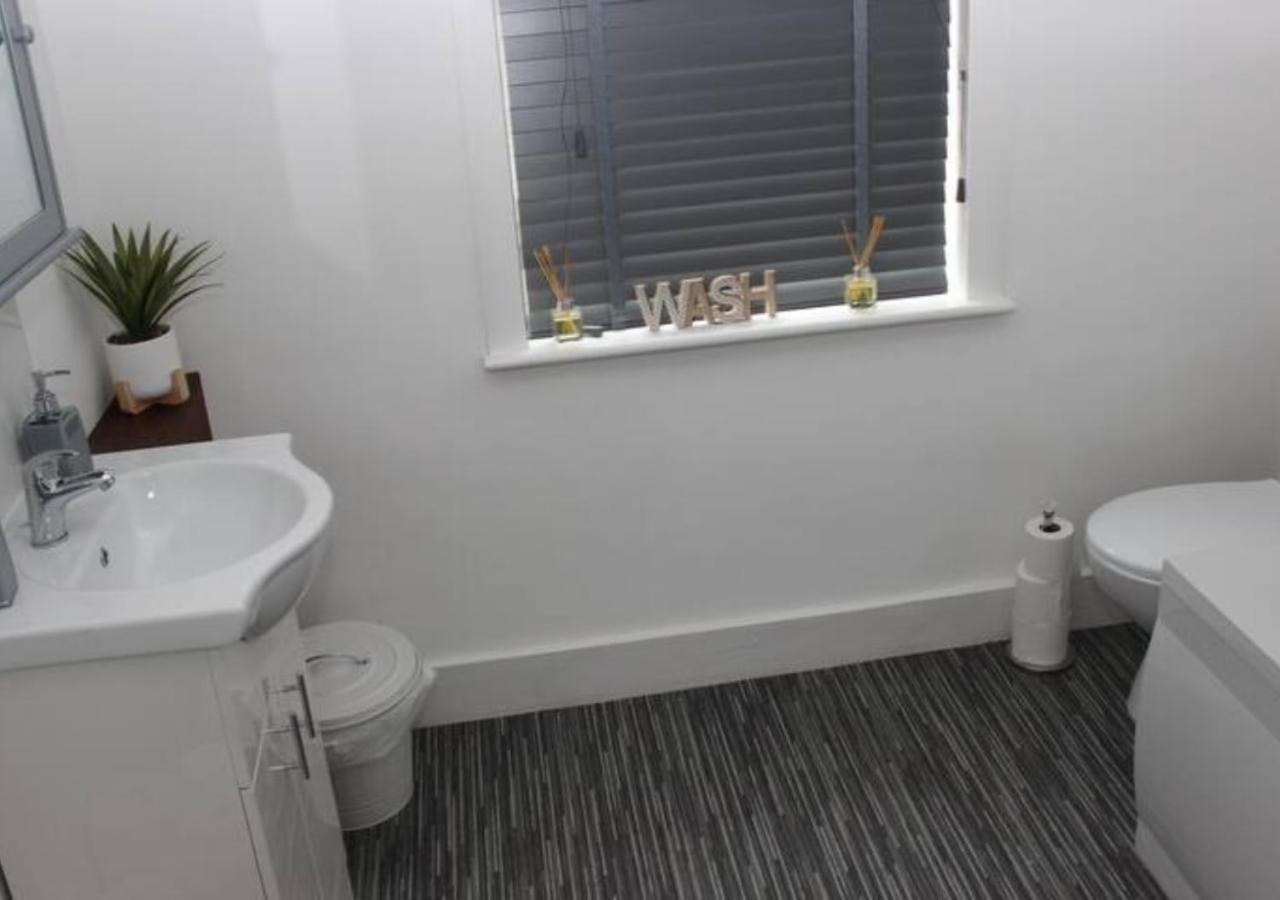 Villa Newly Refurbished 3 Bed 2.5 Bath House In Staines Extérieur photo