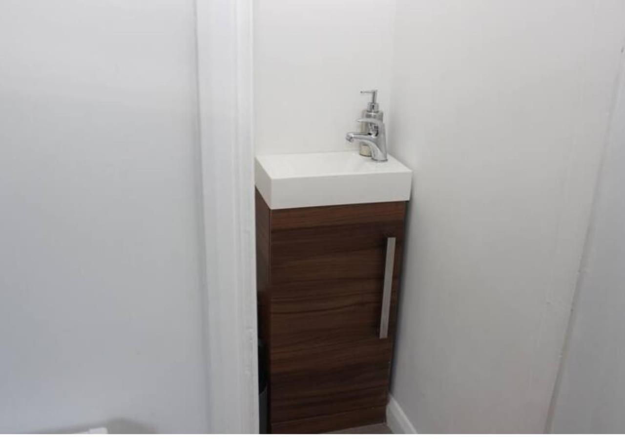 Villa Newly Refurbished 3 Bed 2.5 Bath House In Staines Extérieur photo